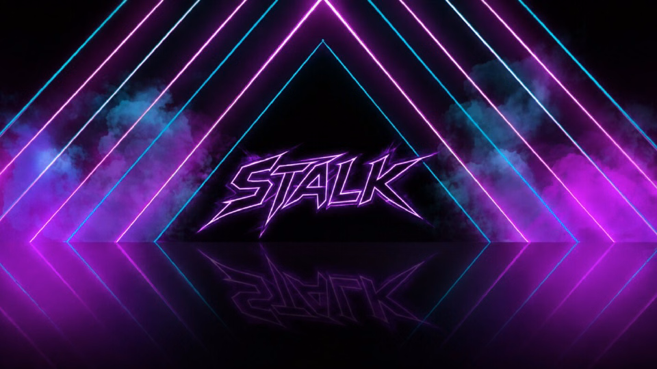 Letras STALK en neón violeta bajo un triángulo de luces