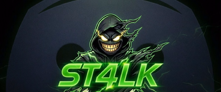 Figura encapuchada de St4lk sobre las letras verdes ST4LK